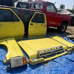 1989F 150 complete front clip $600