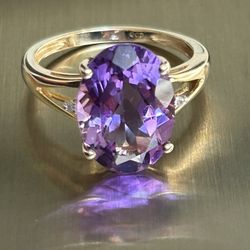 14k  Amethyst Gold Ring. Size 7.75