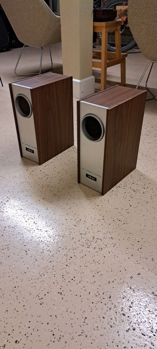 vintage Akai SW-30 Jet Stream Speakers-Pair