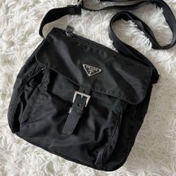 𝐏𝐑𝐀𝐃𝐀   Shoulder Bag Nylon Triangle logo Black