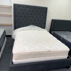 Queen Bed Frame & Máttress 
