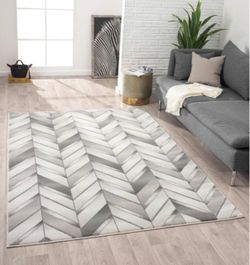 5′ × 7′ Light Grey & White Area Rug