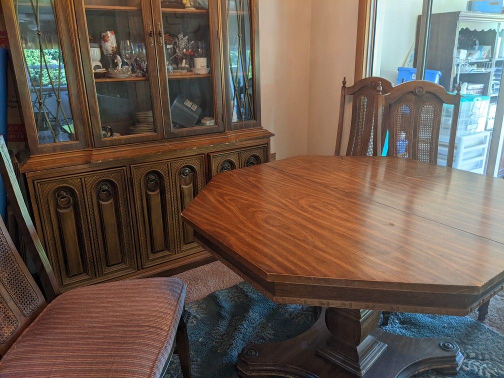 Basset Dining Room Set Table/China Hutch
