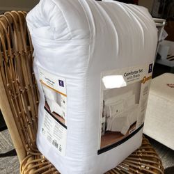 All in One Reversible Comforter and Sheet set- 7 Piece, King, White, New  