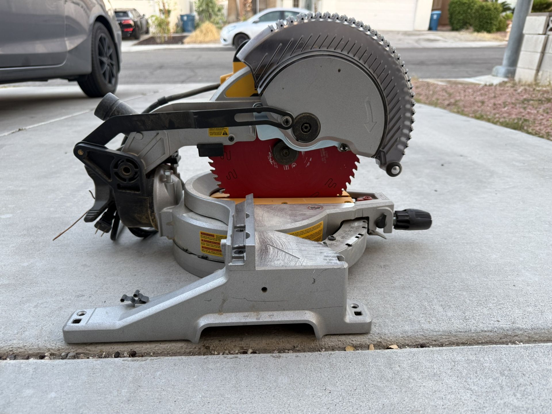 Like New Dewalt 15 Amp Corded 10 in. Compound Single Bevel Miter Saw
