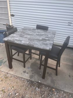 Dining table with 4 Chairs