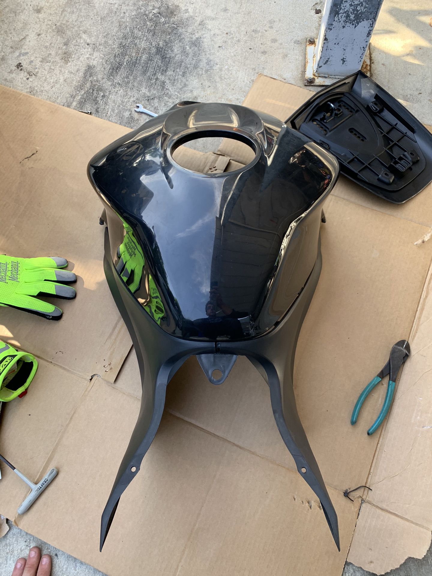 Honda fairing for gas tank with side plastic