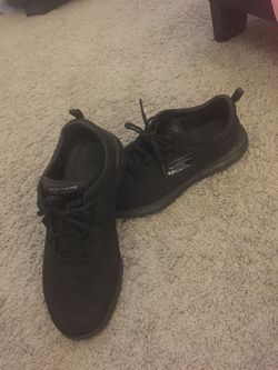 Black sketchers tennis shoes