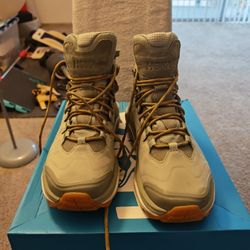 Men's Hoka Hiking Boots Sz 10 Kaha 3 GTX