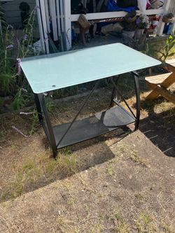 Free desk *Moving need it gone