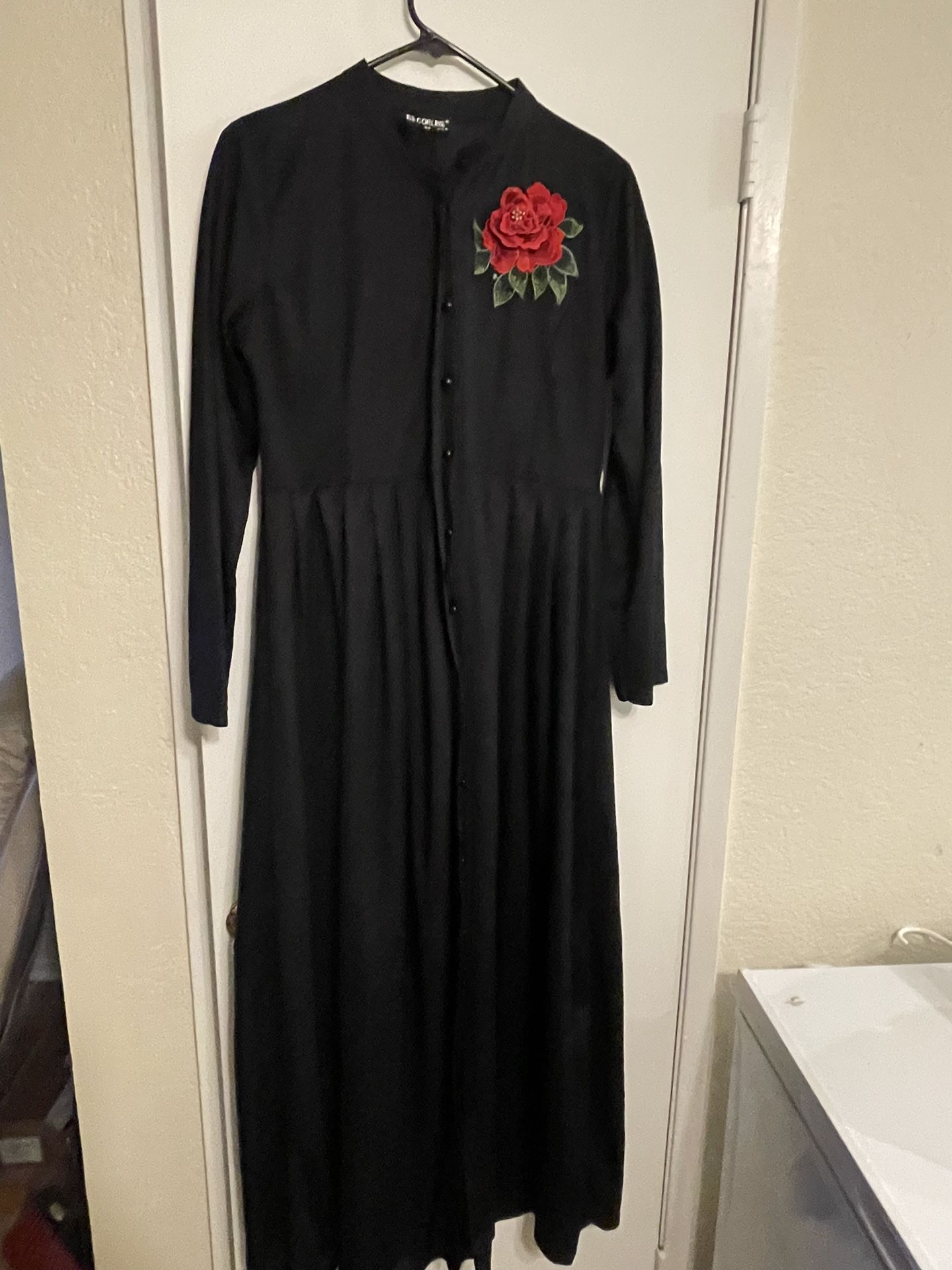 Elegant black maxi dress with rose pattern on shoulder side size L 