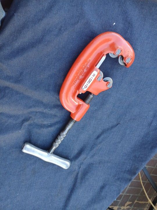 Rigid 4 wheel pipe cutter number 42 A.