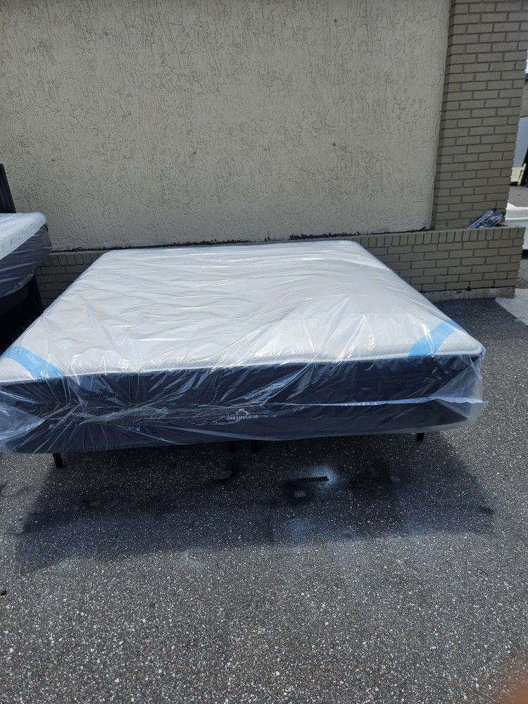 Brand New King Size Plush Pillow Top DreamCloud Premier Mattress In Plastic