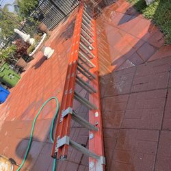 Escalera de 32 pies de fibra de vidrio casi nueva