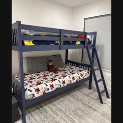 Twin bunk bed