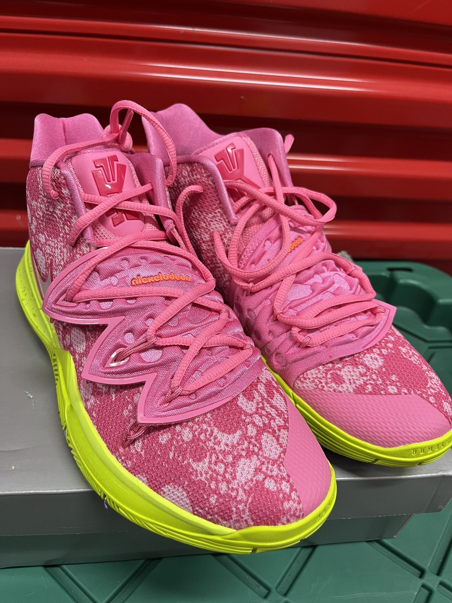 Brand New Nike Kyrie 5 SpongeBob SquarePants Patrick Star Basketball Shoes - Men’s Size 9