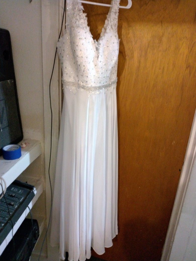 Beautiful White Wedding Dress ( Size 10)