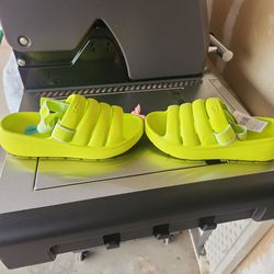 Ugg foam slides size 6