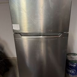 New Frigidaire 18 Cubic Foot Top Freezer Refrigerator
