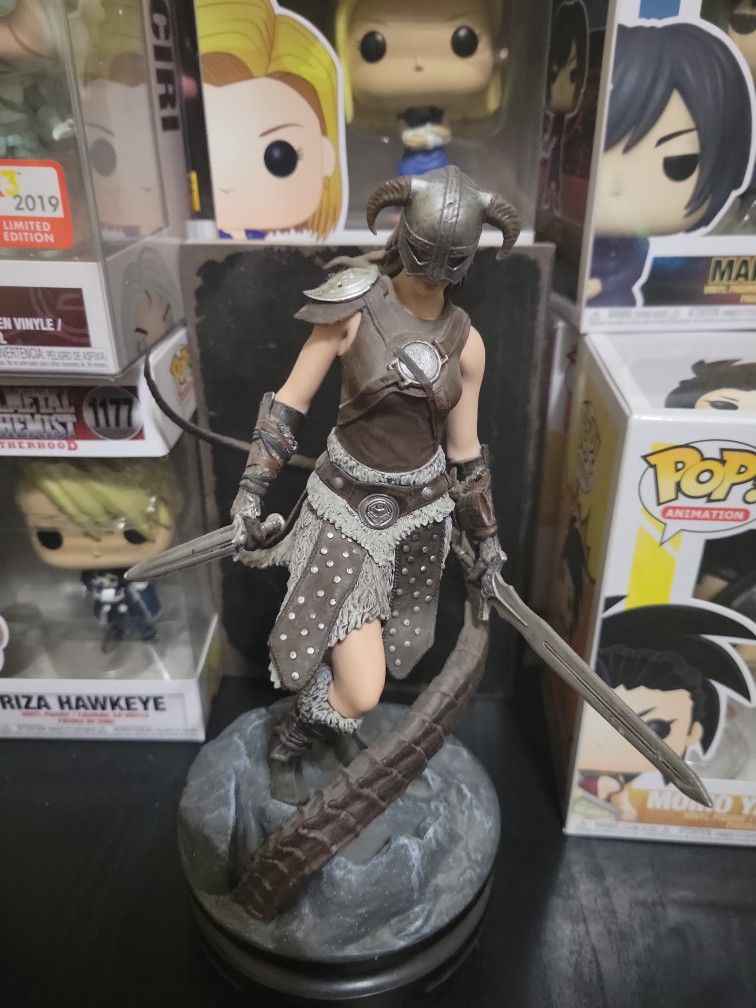 ThinkGeek SKYRIM Dragonborn Limited Edition Statue Figure