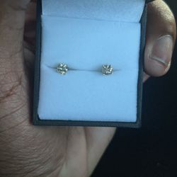 10k Diamond Stud Earrings 