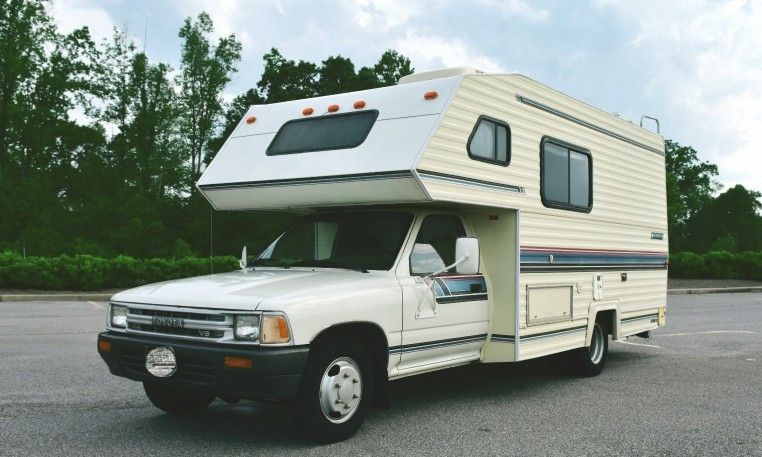 Photo Length 21 Sleep Capacity 6 Clean RV Toyota !!