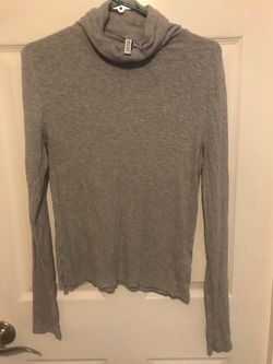 DIVIDED H&M turtleneck top size large