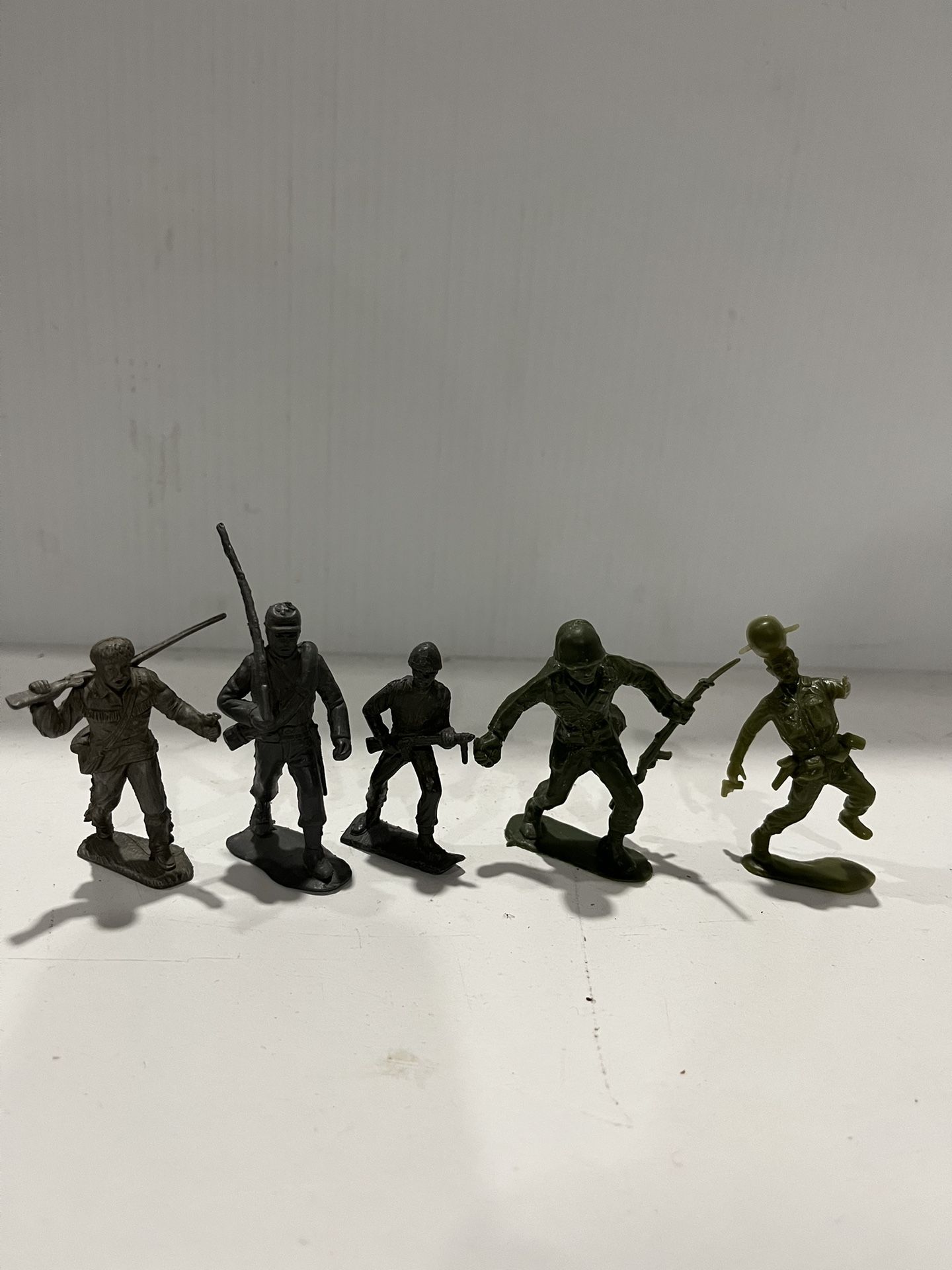 Vintage Marx Plastic Toy Soldiers 5 pcs