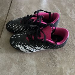 Adidas Predator Accuracy 4 girls soccer cleats. Size 13.5k