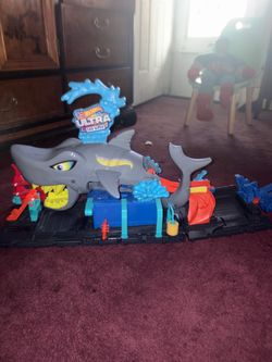 Hot Wheels Ultra Car Wash Shark Playset