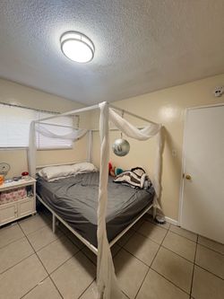Queen canopy bed