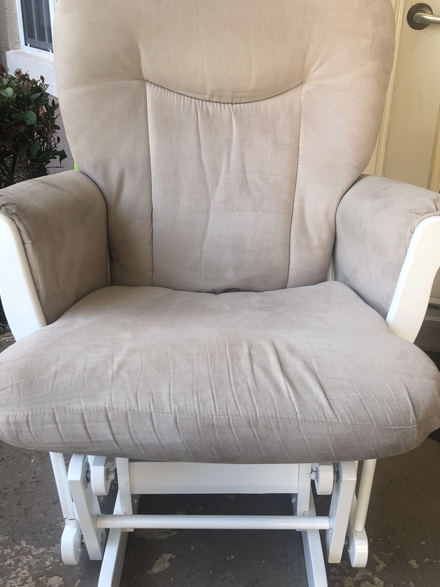 GORGEOUS GENTLY USED NURSERY ROCKER