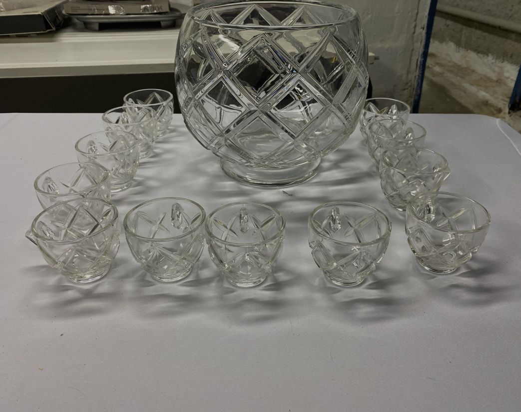 COLONY HEAVY GLASS CRYSTAL PUNCH BOWL WITH 12 CUPS