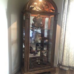 BEAUTIFUL GLASS & WOOD CURIO! SHOWCASE / DISPLAY COLLECTIBLES