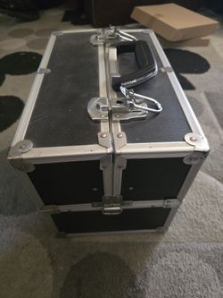 Aluminum makeup train case