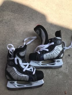 Hockey shoes/Patin Easton