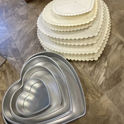 4 Cake Pans & 7 Cake Decorations 
