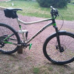 Kona (Hei Hei Deluxe) Mountain Bike 