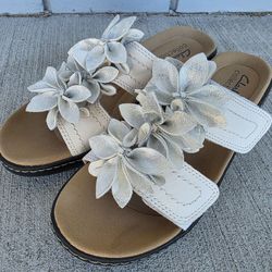 Clarks Collection White Leather Slide Sandals Size 6.5M Floral Flower Comfort Wedge – Excellent Condition 