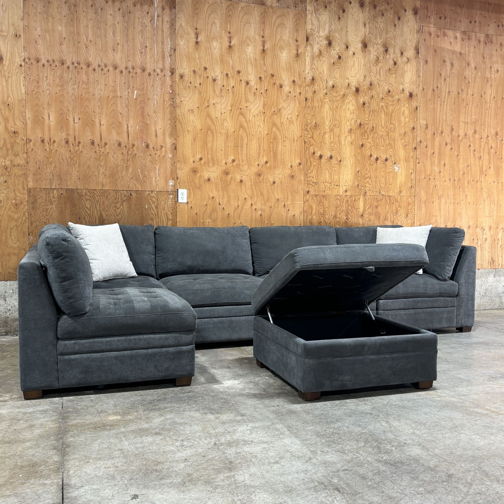 Thomasville Tisdale 6-Piece Sectional Couch With Storage Ottoman