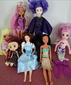 11 Barbies/dolls lot
