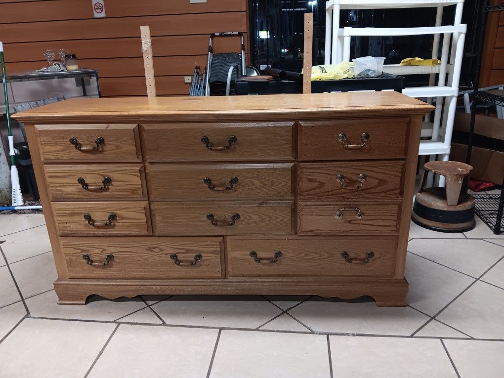 Nice 11 Drawer Dresser With Folding Mirrors 