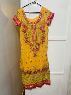 Indian outfit - multiple tops - (M)