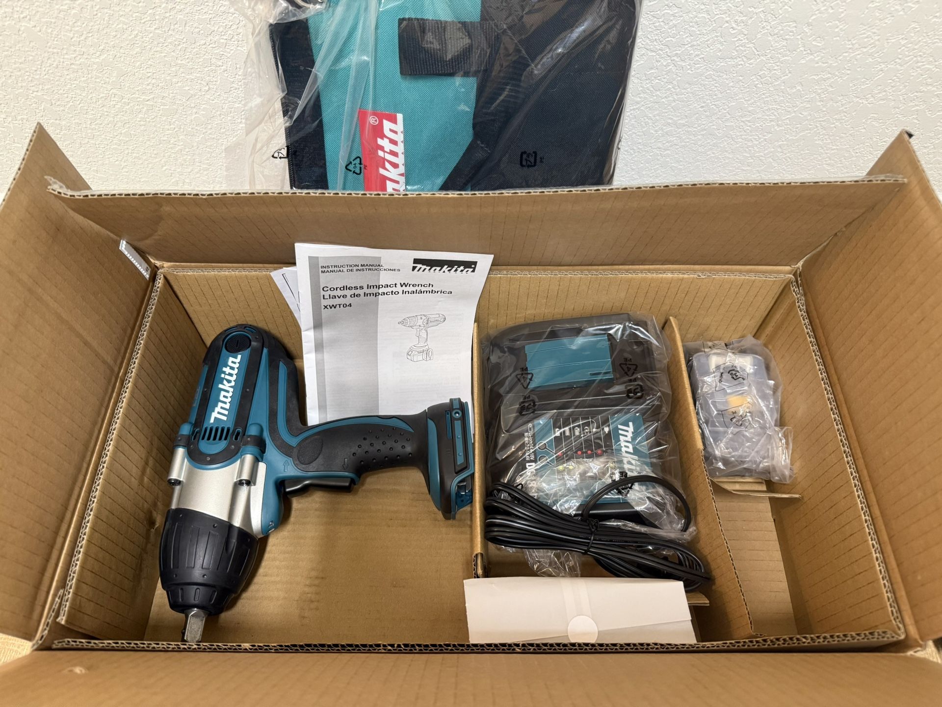 Makita Cordless Impact Wrench Kit with Battery and Charger 18V