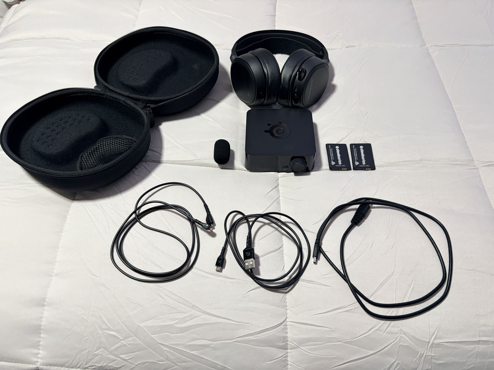 SteelSeries Arctis Pro Wireless + DAC Base + 2 Batteries + Leather Earcups – Excellent Condition