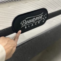 Queen Size Mattress And Box Spring “ Beautyrest Black 