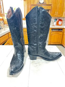 Women Black Circle G boots.