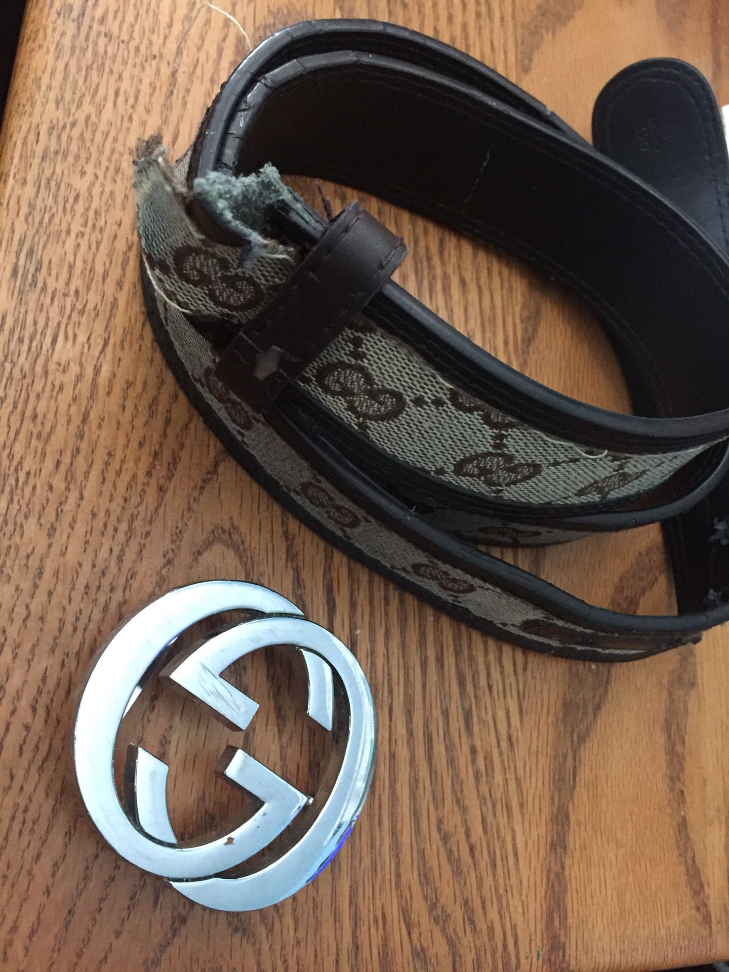 Authentic Gucci Belt fits size 48/120 L-XL fits pants size 34-38