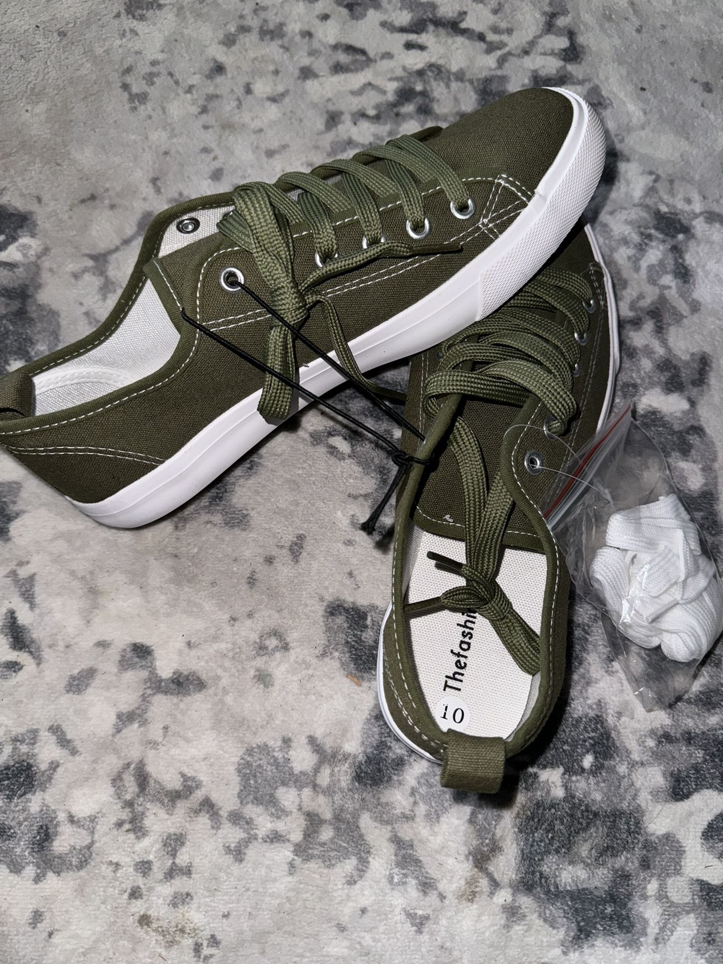 New. Women’s Size 10 Canvas Low Top Shoes