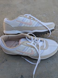 Women's golf shoes